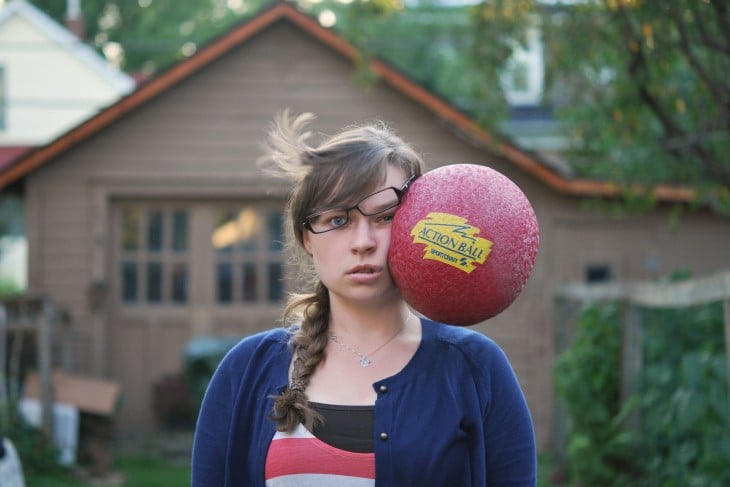 fotografía de una chica a punto de ser golpeada por una pelota en la cara 