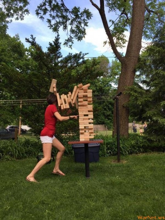 momento en el que una mujer pierde en el juego del jenga 