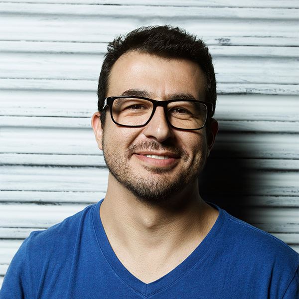 Fotógrafo Marcos Alberti con camisa azul y lentes 