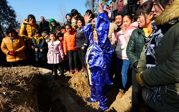 Zhang Deyang es un hombre de 66 años de Shandong, China que recientemente fingió su muerte 