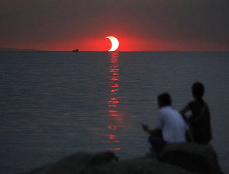 Un atardecer en Dubai con un eclipse