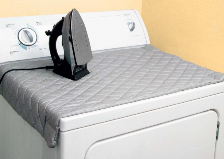 tapete magnético para planchar sobre una lavadora 