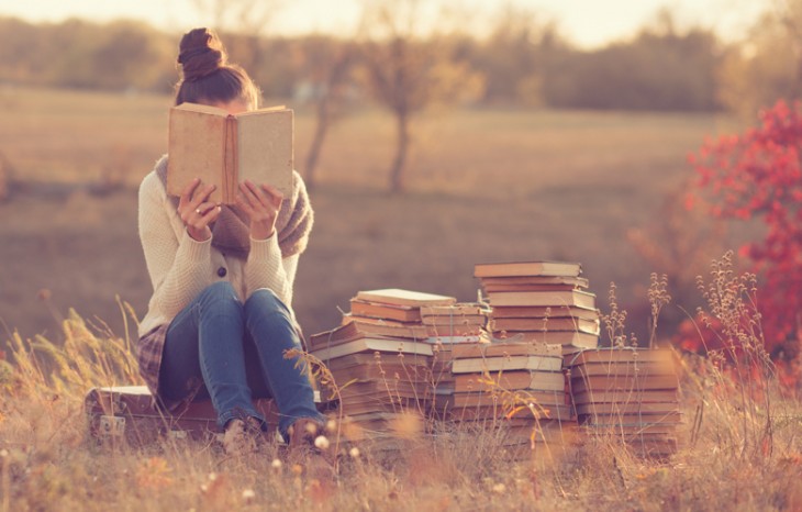 MUJER LEYENDO LIBROS AL POR MAYOR PERO TODOS ANTIGUOS