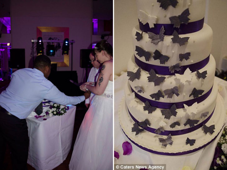 fotografías de una pareja el día de su boda partiendo el pastel 