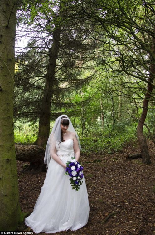 fotografía de una mujer el día de su boda en el bosque 