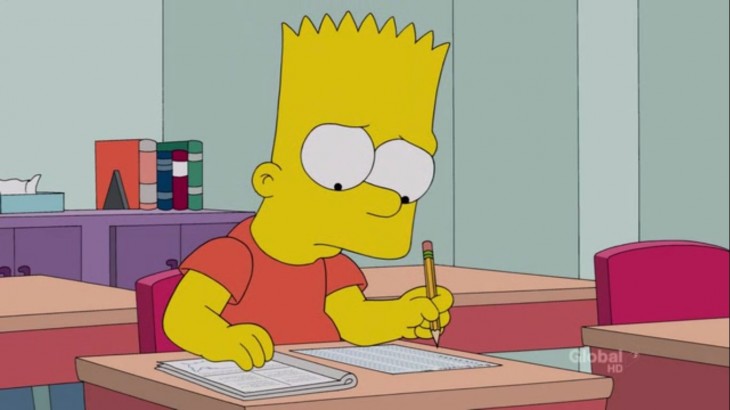 Bart simpson haciendo tareas en el salón de clases 