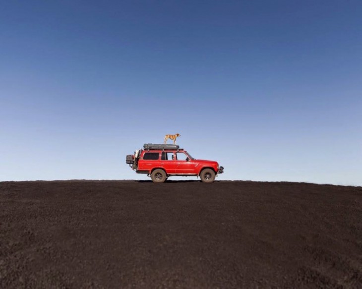 MADDIE SOBRE LA CAMIONETA ROJA