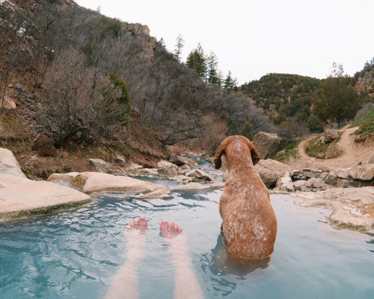 MADDIE DISFRUTANDO DE UN LAGO