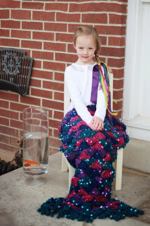 Cola de sirena en una niña rubia