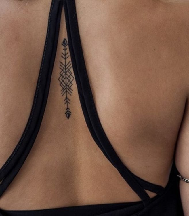 tatuaje en la espalda de esta bella mujer