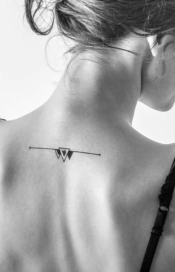 tatuaje en la espalda de una delgada mujer