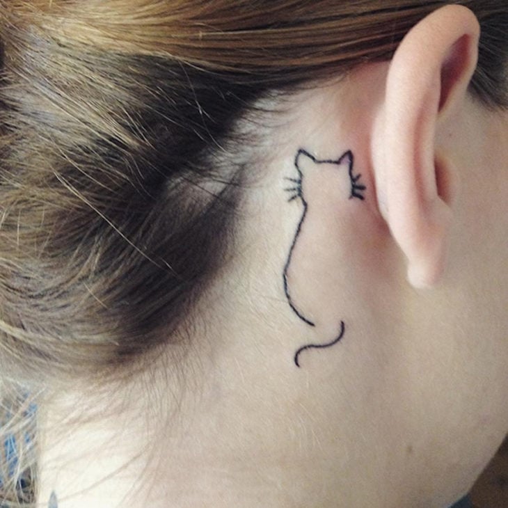 TATUAJE DE GATO EN EL OIDO MARCADO POR LINEAS