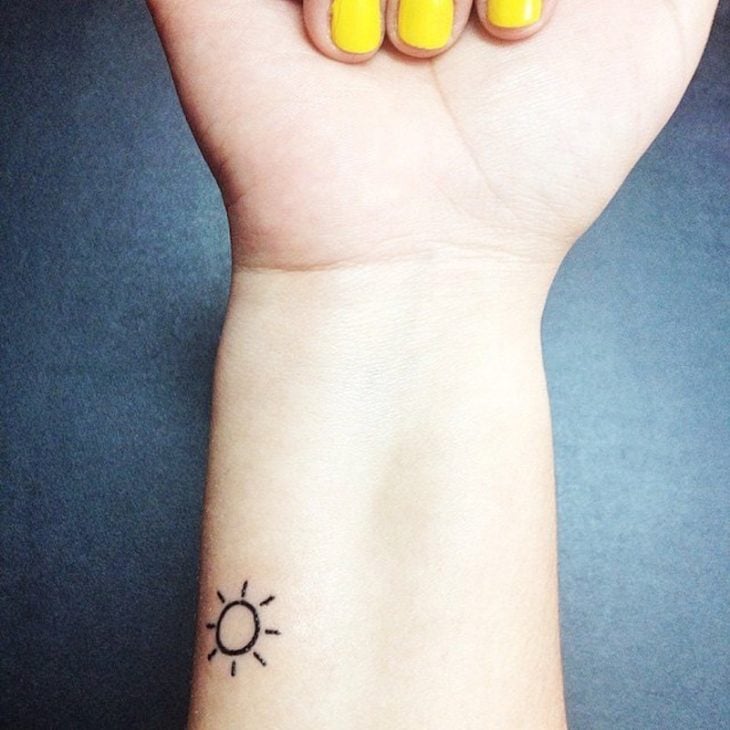 tatuaje de sol pequeño