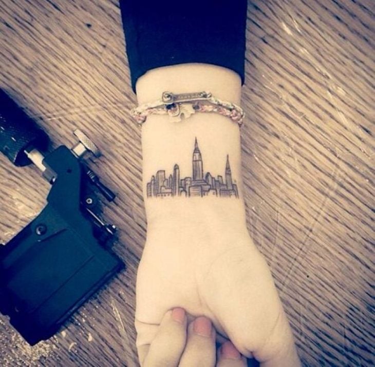 tatuaje de la ciudad en la mano