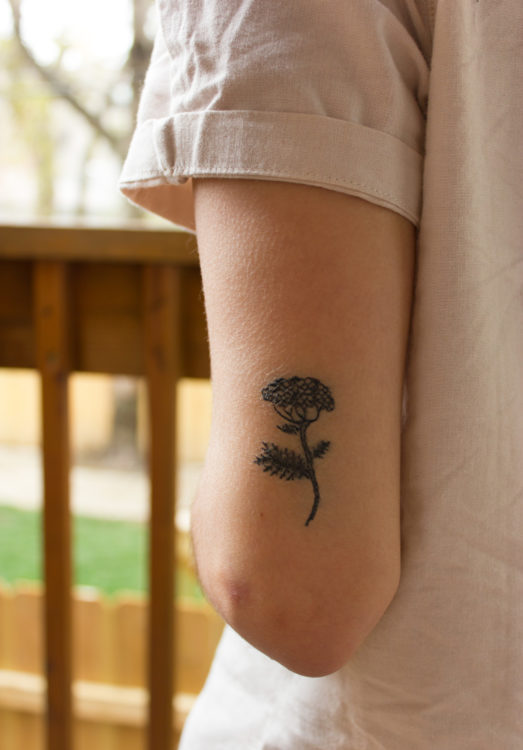 TATUAJE DE FLOR DE CLAVEL EN EL BRAZO