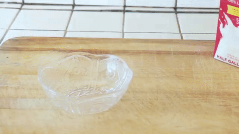gif que muestra como se mezclan una cucharada de gelatina sin sabor con dos cucharadas de leche 