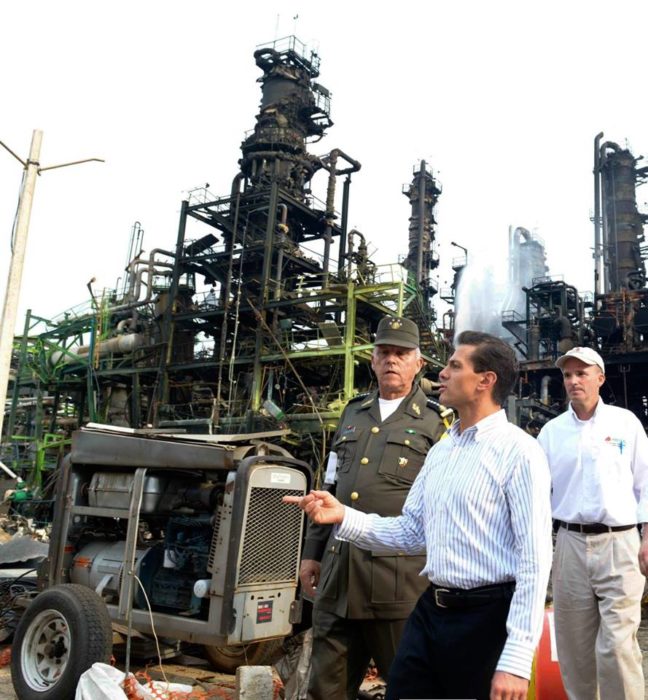 Fotografía del presidente de México Enrique Peña Nieto en su visita a la zona afectada en Veracruz 