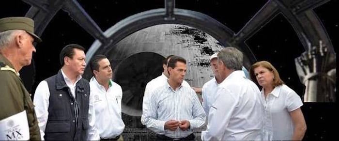 Memes de la visita de Peña Nieto a Pemex en Coatzacoalcos con una escena de star wars de fondo 