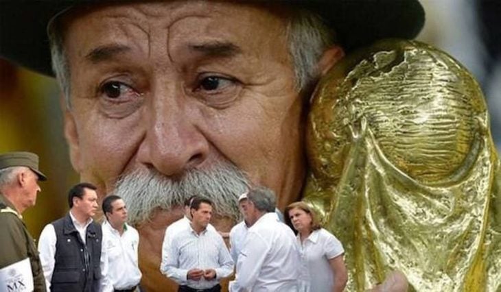 Meme de la visita de Peña Nieto a Pemex en Coatzacoalcos con la imagen de un hombre con una copa de futbol en el fondo 