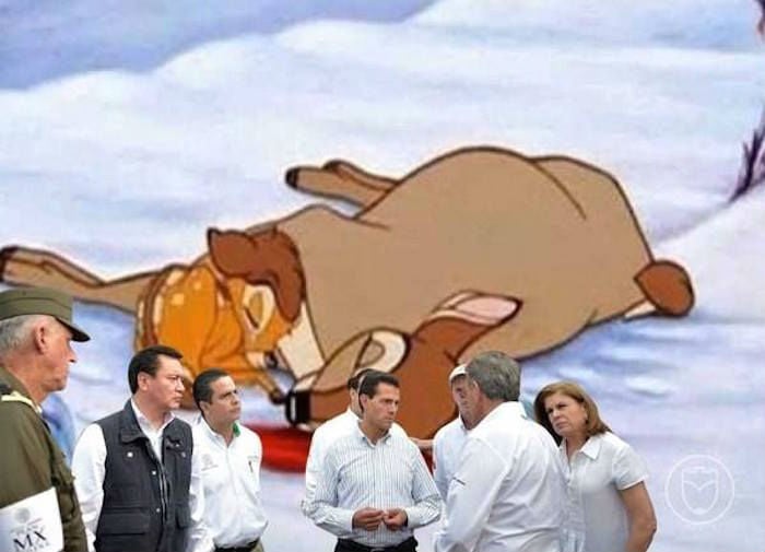 Meme de la visita de Peña Nieto a Pemex en Coatzacoalcos con la muerte de la mamá de bambi en el fondo