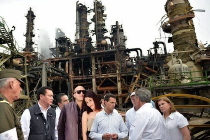 Meme de la visita de Peña Nieto a Pemex en Coatzacoalcos con una pareja de novios montados con photoshop