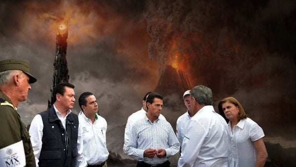 Meme de la visita de Peña Nieto a Pemex en Coatzacoalcos con un volcán haciendo erupción en el fondo 