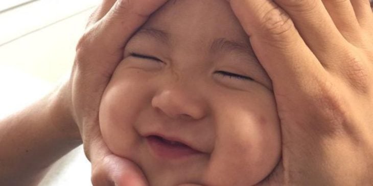 NIÑO FELIZ JUGANDO CON SU PAPÁ EN UNA CARITA DE ARROZ