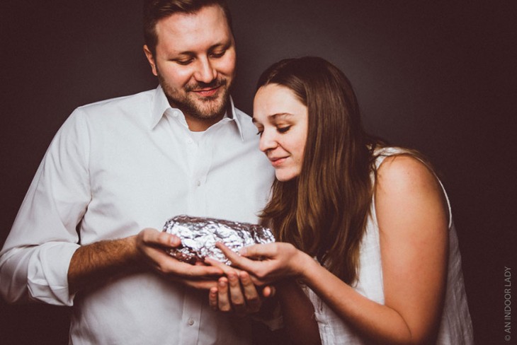 PAREJA COMIENDO BURRITOS