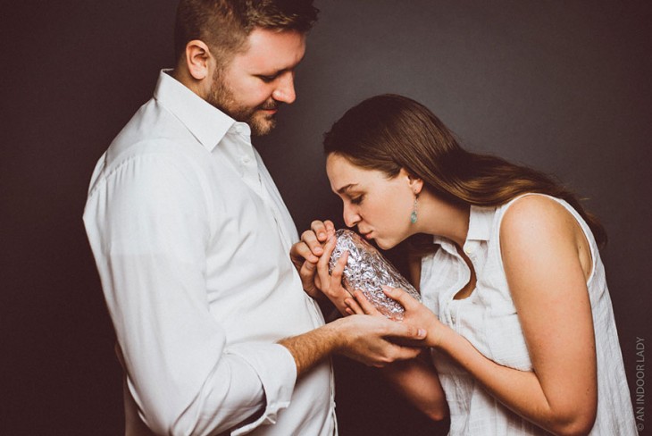 MUJER BURRITO BESANDO A SU BEBE CON SU ESPOSO