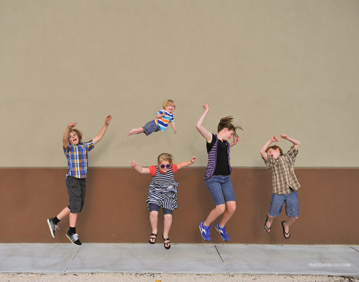 William, el niño con Síndrome de Down que puede volar, fotografiado por su papá Alan Lawrence junto con sus 4 hermanos mayores