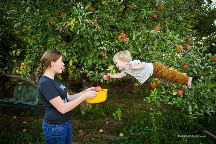 William, niño con Síndrome de Down, volando ayudando a bajar manzanas de un árbol