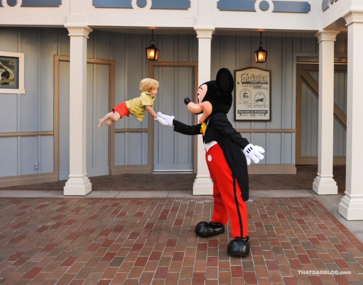 William, niño con Síndrome de Down que puede volar, saludando a Mickey Mouse