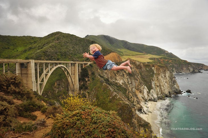 William, niño con Síndrome de Down que puede volar, en un paisaje donde hay un puente y una playa