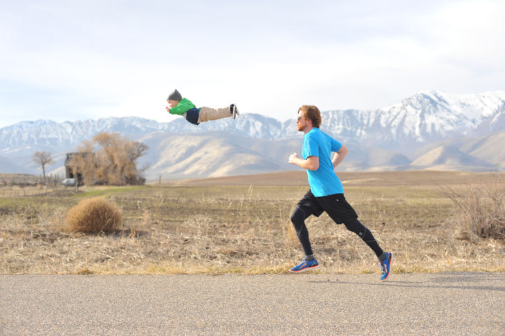 William, el niño con Síndrome de Down volando junto con su papá mientras éste corre