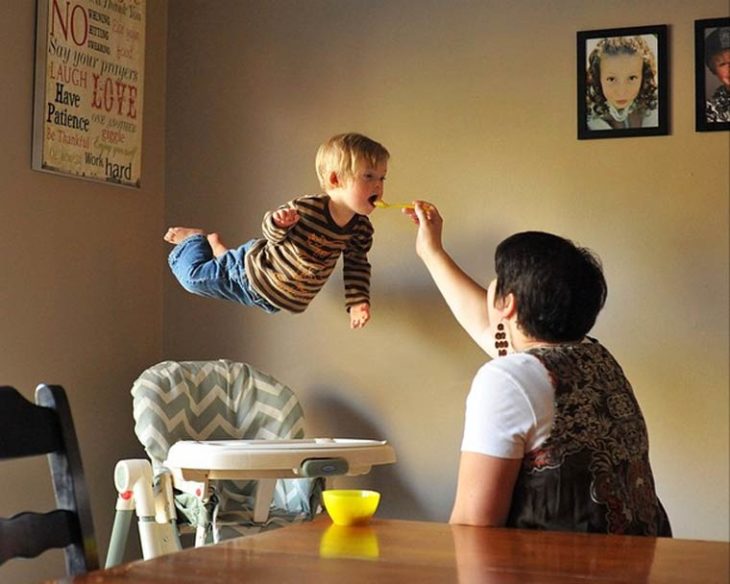 William, niño con Síndrome de Down, volando mientras le dan de comer