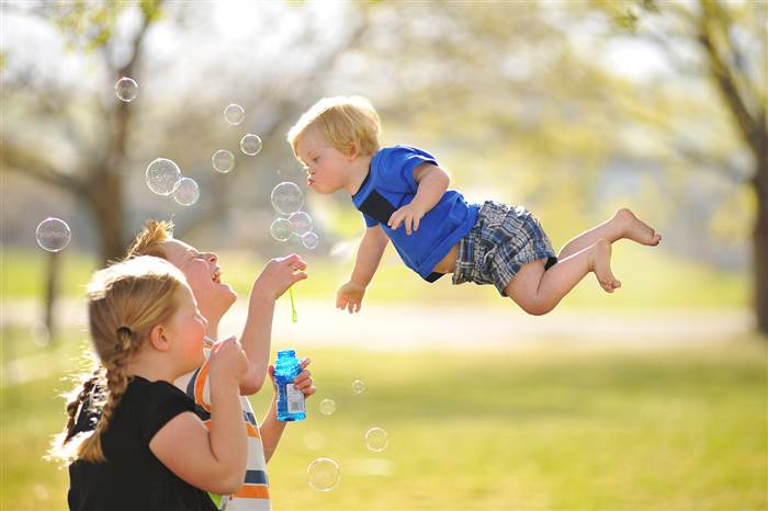 William, niño con Síndrome de Down, volando y jugando con burbujas de jabón