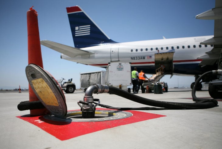 avión cargando combustible 