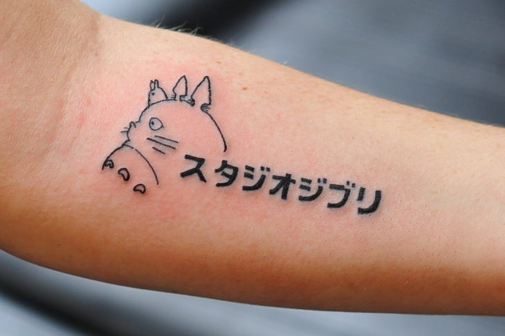 TOTORO CON SU NOMBRE EN JAPONÉS