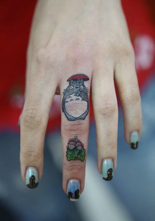 TATUAJE TOTORO AZUL EN UN DEDO