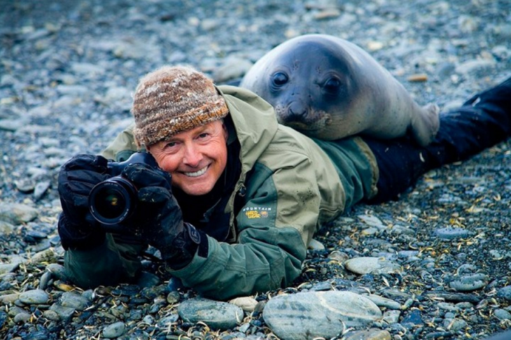 una foca se acuesta encima de un fotógrafo