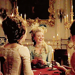 Escena ambientada en la Edad Media donde mujeres juegan póker y se ríen