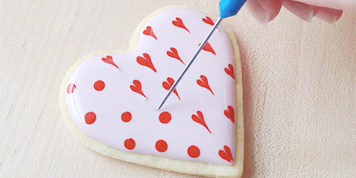 gif de cómo hacer corazones en una galleta