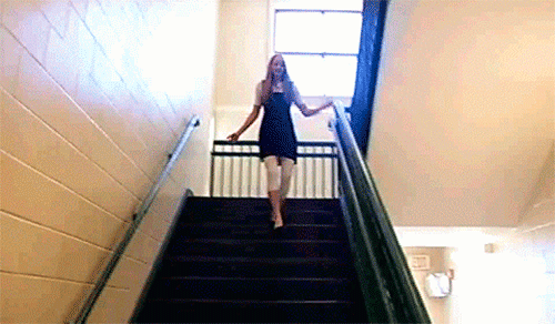 gif mujer se cae de las escaleras