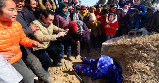 Hombre en china finge su muerte para ver como lo querían