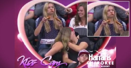 chica y su pizza frente a la Kiss Cam