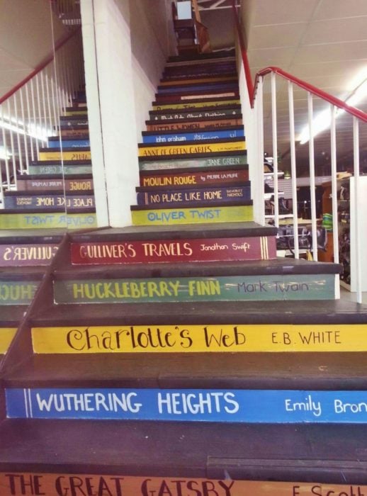 escaleras con calcomanías que hacen parecer que son libros enormes