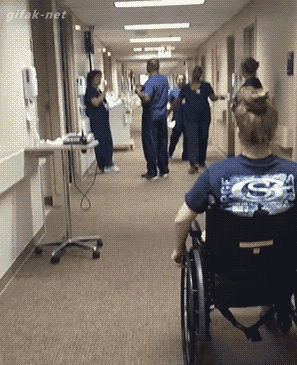 enfermera se emociona cuando su paciente que creía que estaba paralizada se levanta de la silla de ruedas