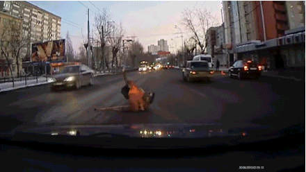 hombre con muletas cae en plena calle y un hombre se baja para ayudarle a levantarse y cruzar la calle