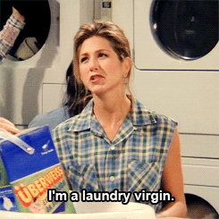 gif de Rachel reconociéndo que es una virgen en el lavado de ropa