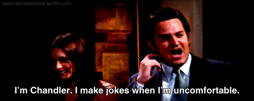 Gif de Chandler diciendo que hace bromas cuando está incómodo